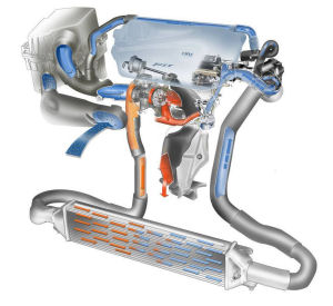 
Vue du systme d'admission d'air du moteur essence turbo T-Jet de la Fiat Bravo. L'air frais entre dans le filtre  air en haut  gauche de l'image. Dbarrass de ses impurets et poussires,l'air est compress par le turbocompresseur, donc
 